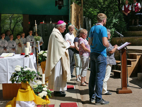 Festgottesdienst zum 1.000 Todestag des Heiligen Heimerads auf dem Hasunger Berg (Foto: Karl-Franz Thiede) Festgottesdienst zum 1.000 Todestag des Heiligen Heimerads auf dem Hasunger Berg (Foto: Karl-Franz Thiede)